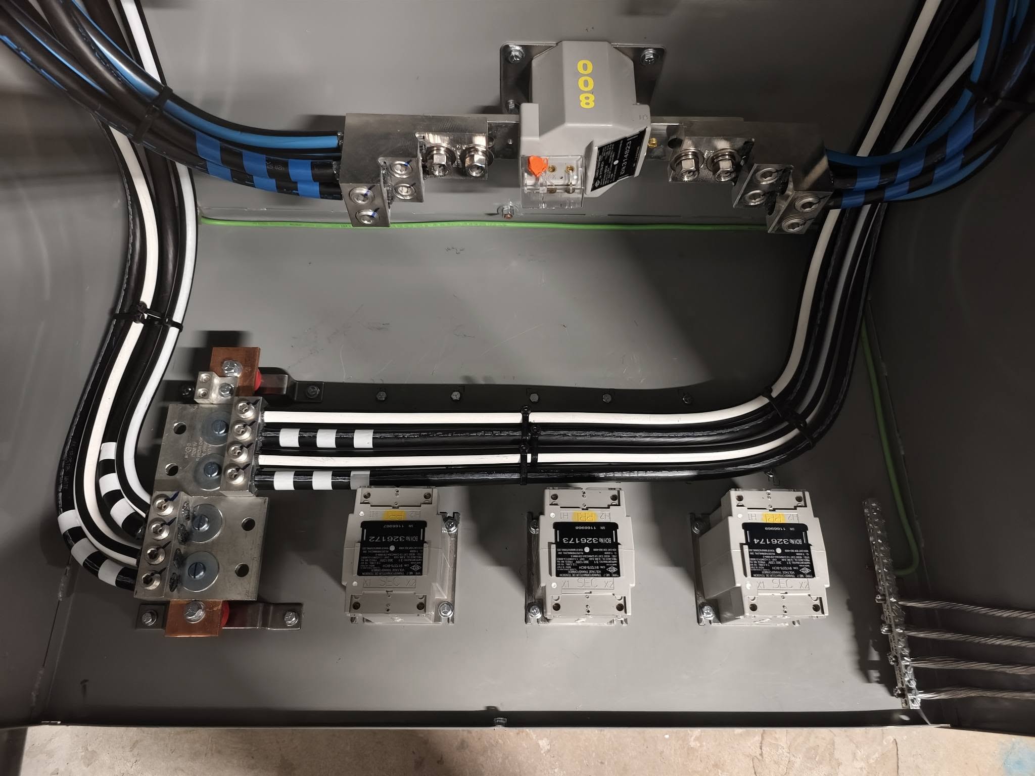 打開的 CT 電錶房，可見電流互感器及已接上端子的供電導體。