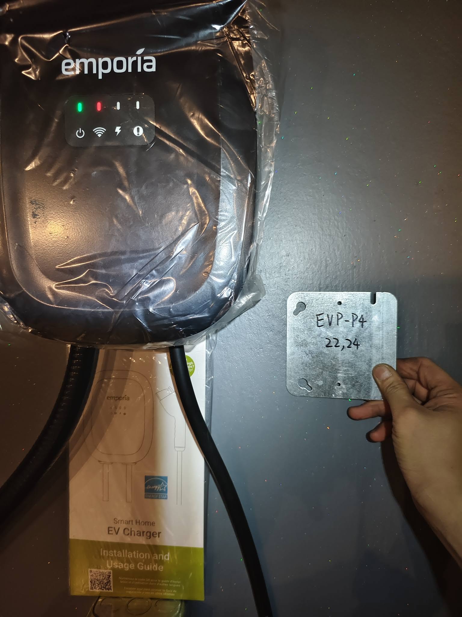 充電樁通電運作，旁邊接線盒蓋已標示所屬電路編號。